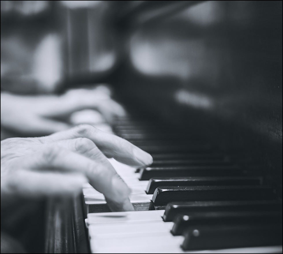 hände an piano
